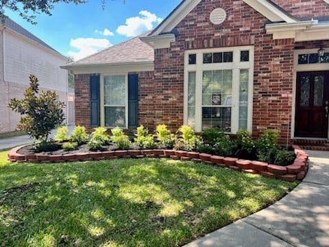 Gallery photos for Enhancing Curb Appeal with Landscaping and Hardscape Edging: Image #2